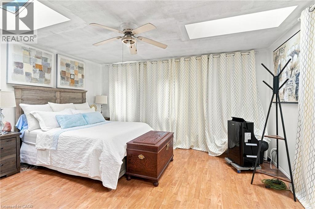 328 Woodward Avenue, Hamilton, ON - Indoor Photo Showing Bedroom