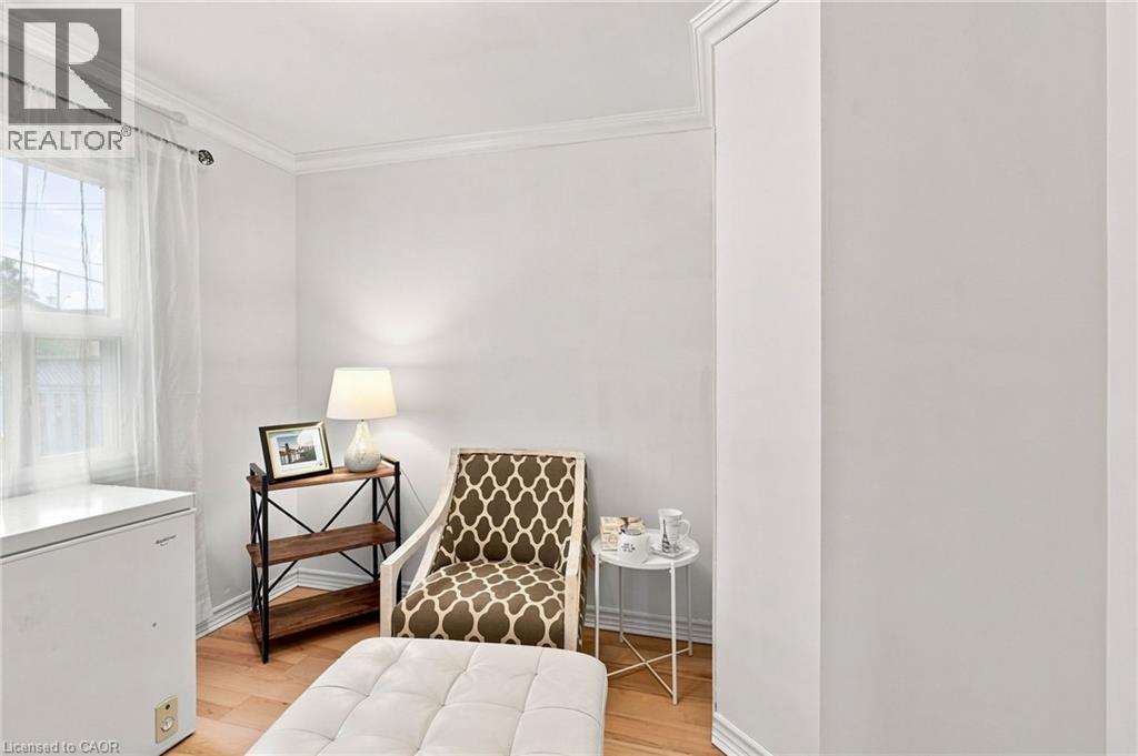 328 Woodward Avenue, Hamilton, ON - Indoor Photo Showing Bedroom