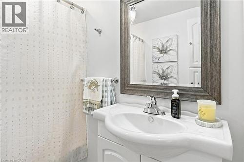 328 Woodward Avenue, Hamilton, ON - Indoor Photo Showing Bathroom