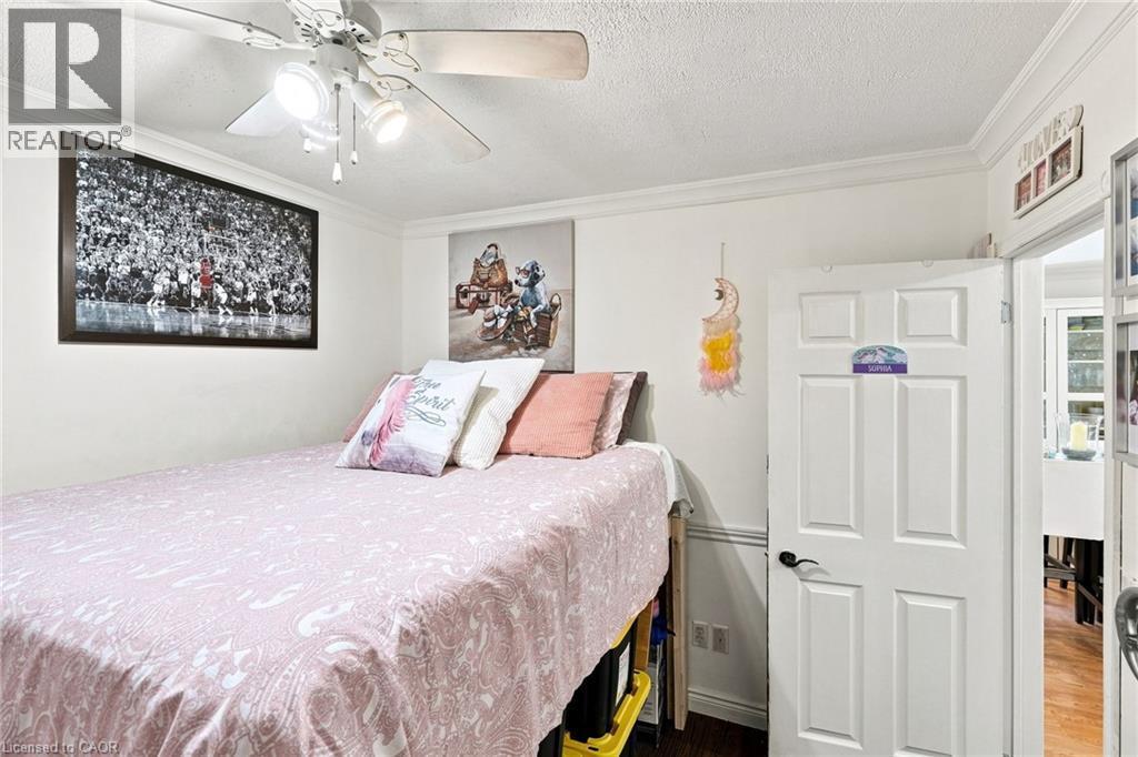 328 Woodward Avenue, Hamilton, ON - Indoor Photo Showing Bedroom
