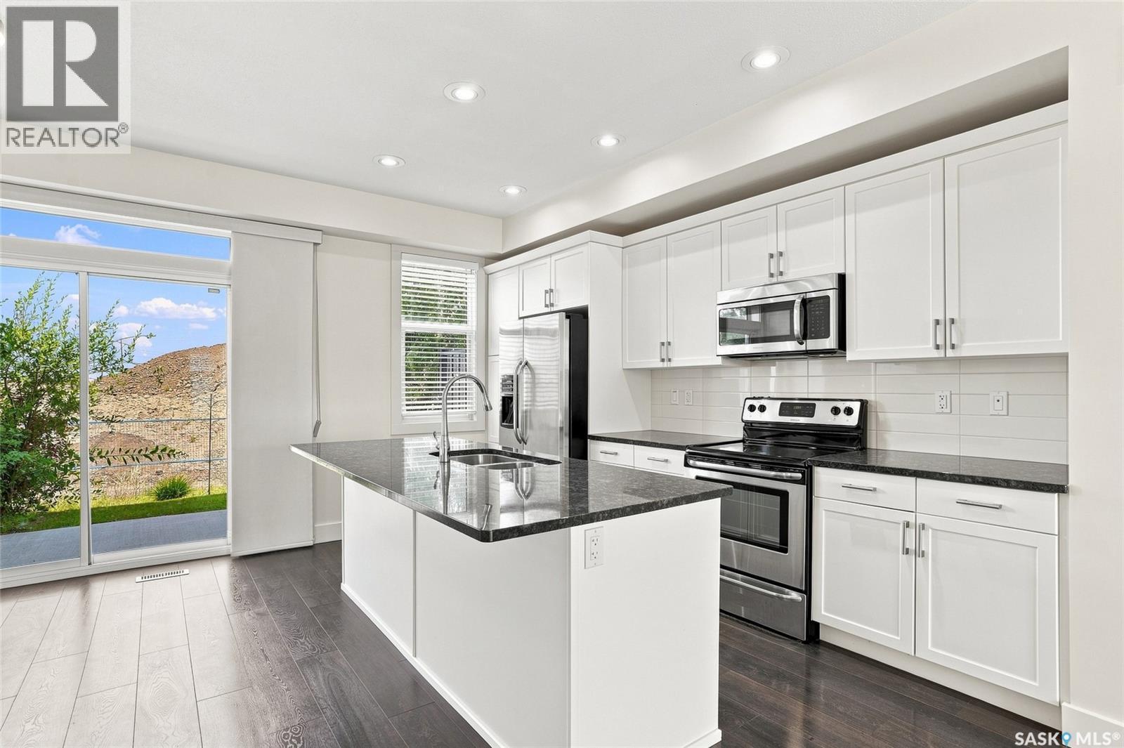 724 701 Meadows Boulevard, Saskatoon, SK - Indoor Photo Showing Kitchen With Upgraded Kitchen