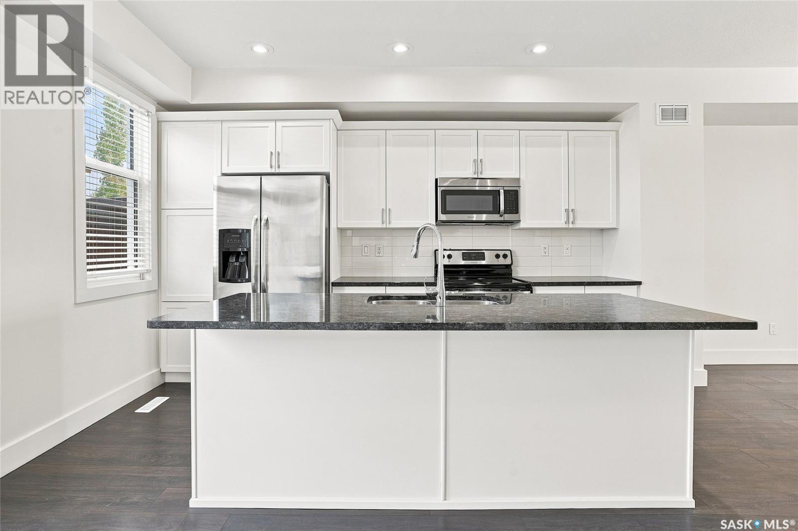 724 701 Meadows Boulevard, Saskatoon, SK - Indoor Photo Showing Kitchen With Double Sink With Upgraded Kitchen