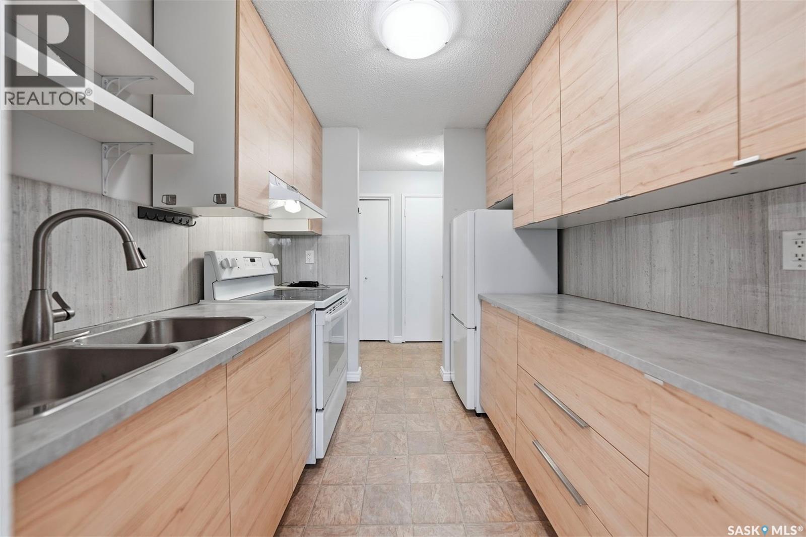 26 2 Summers Place, Saskatoon, SK - Indoor Photo Showing Kitchen With Double Sink