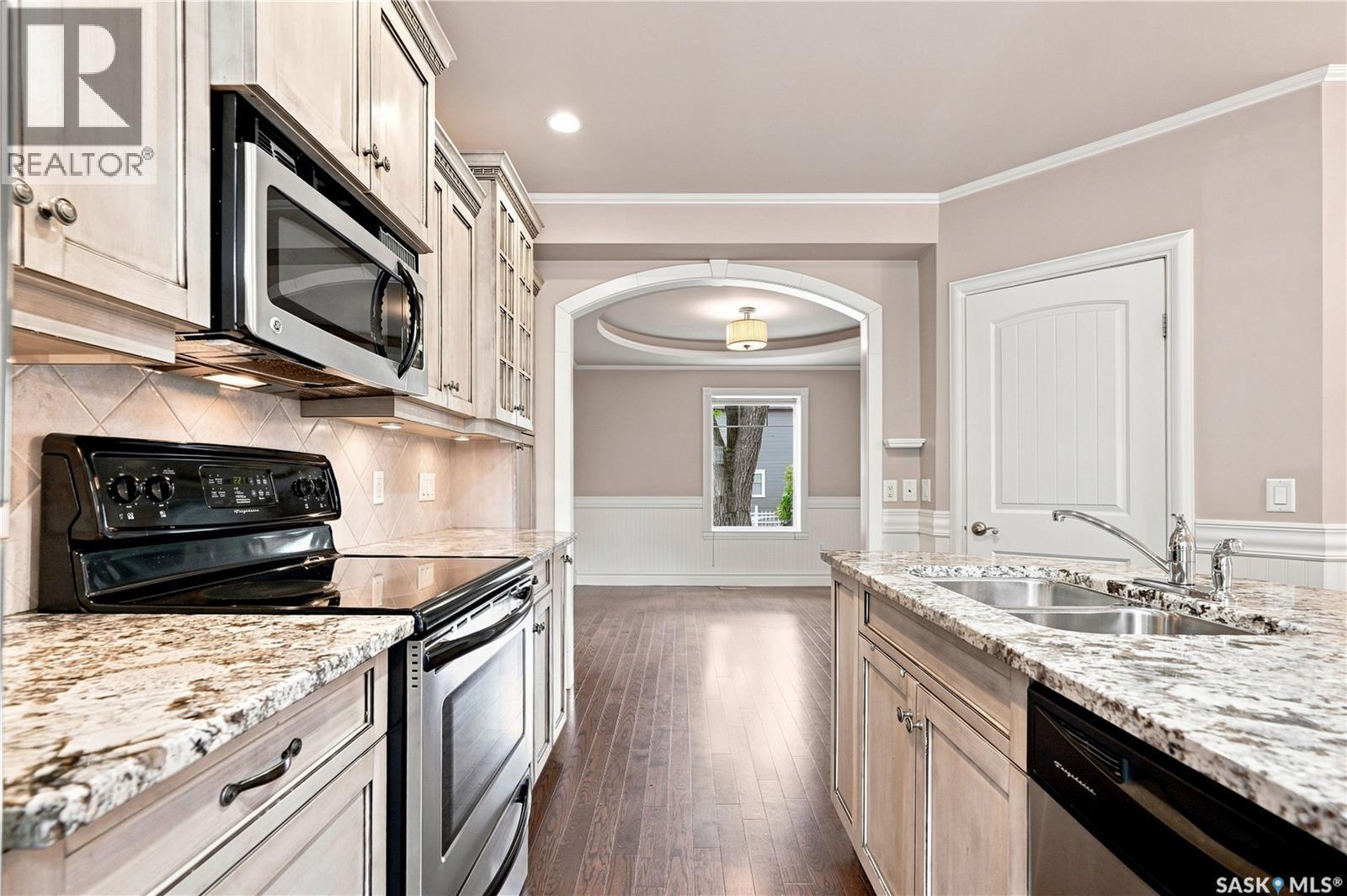719 14Th Street E, Saskatoon, SK - Indoor Photo Showing Kitchen With Stainless Steel Kitchen With Double Sink With Upgraded Kitchen