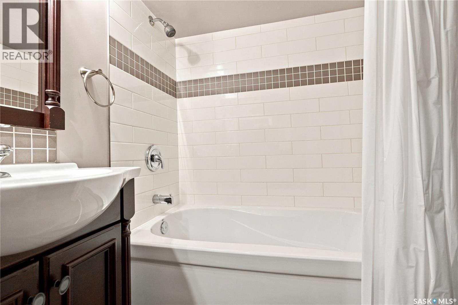 719 14Th Street E, Saskatoon, SK - Indoor Photo Showing Bathroom
