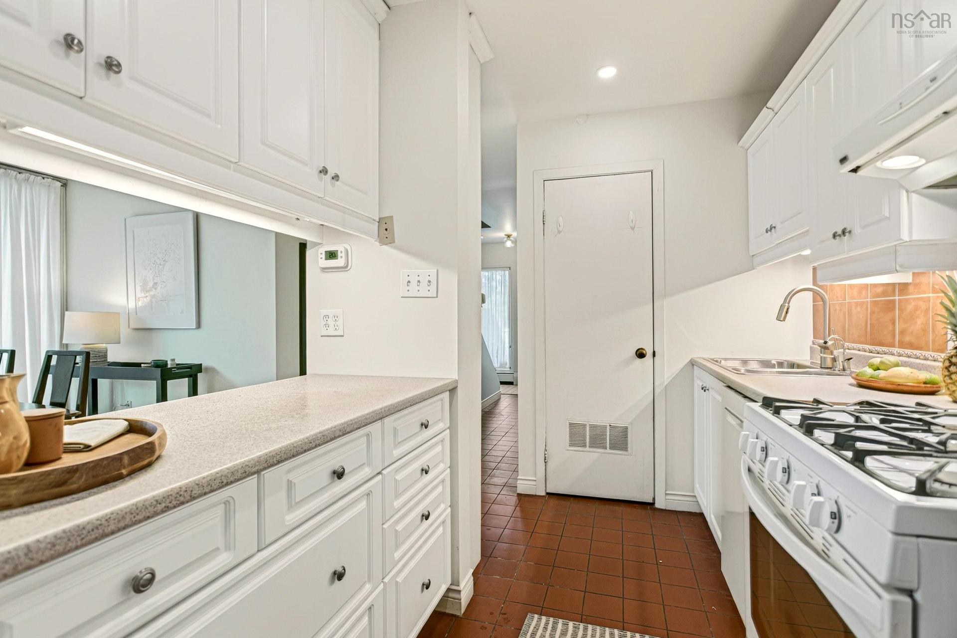 46 Old Ferry Road, Dartmouth, NS - Indoor Photo Showing Kitchen
