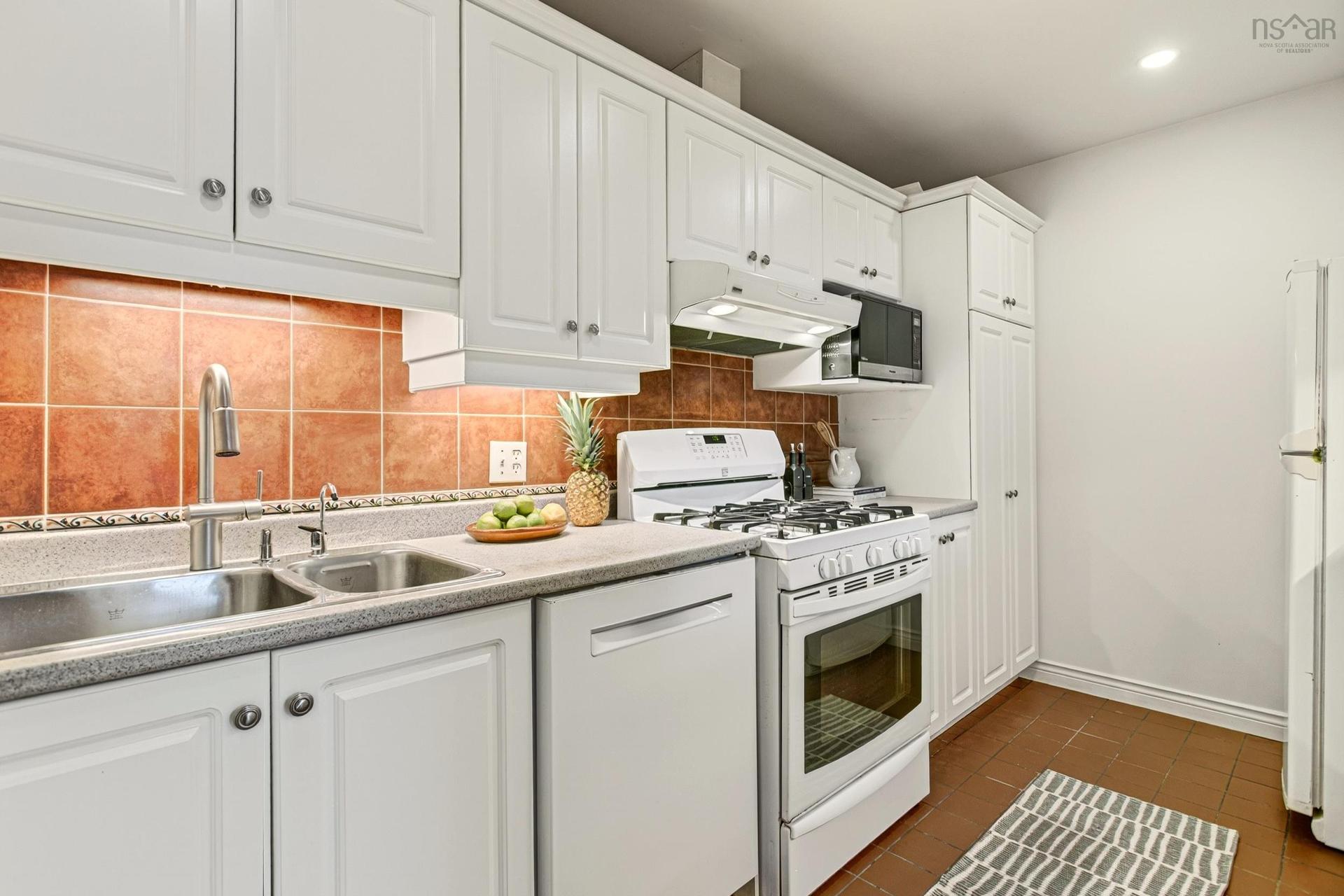 46 Old Ferry Road, Dartmouth, NS - Indoor Photo Showing Kitchen With Double Sink