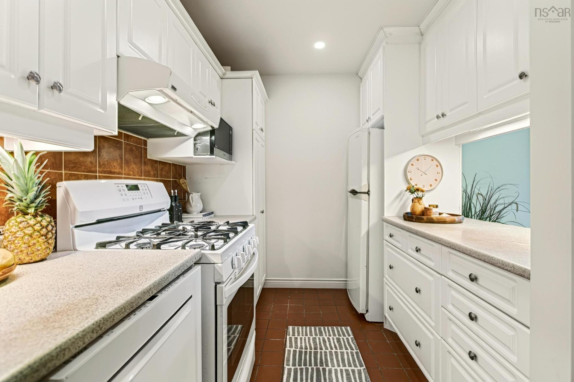 46 Old Ferry Road, Dartmouth, NS - Indoor Photo Showing Kitchen