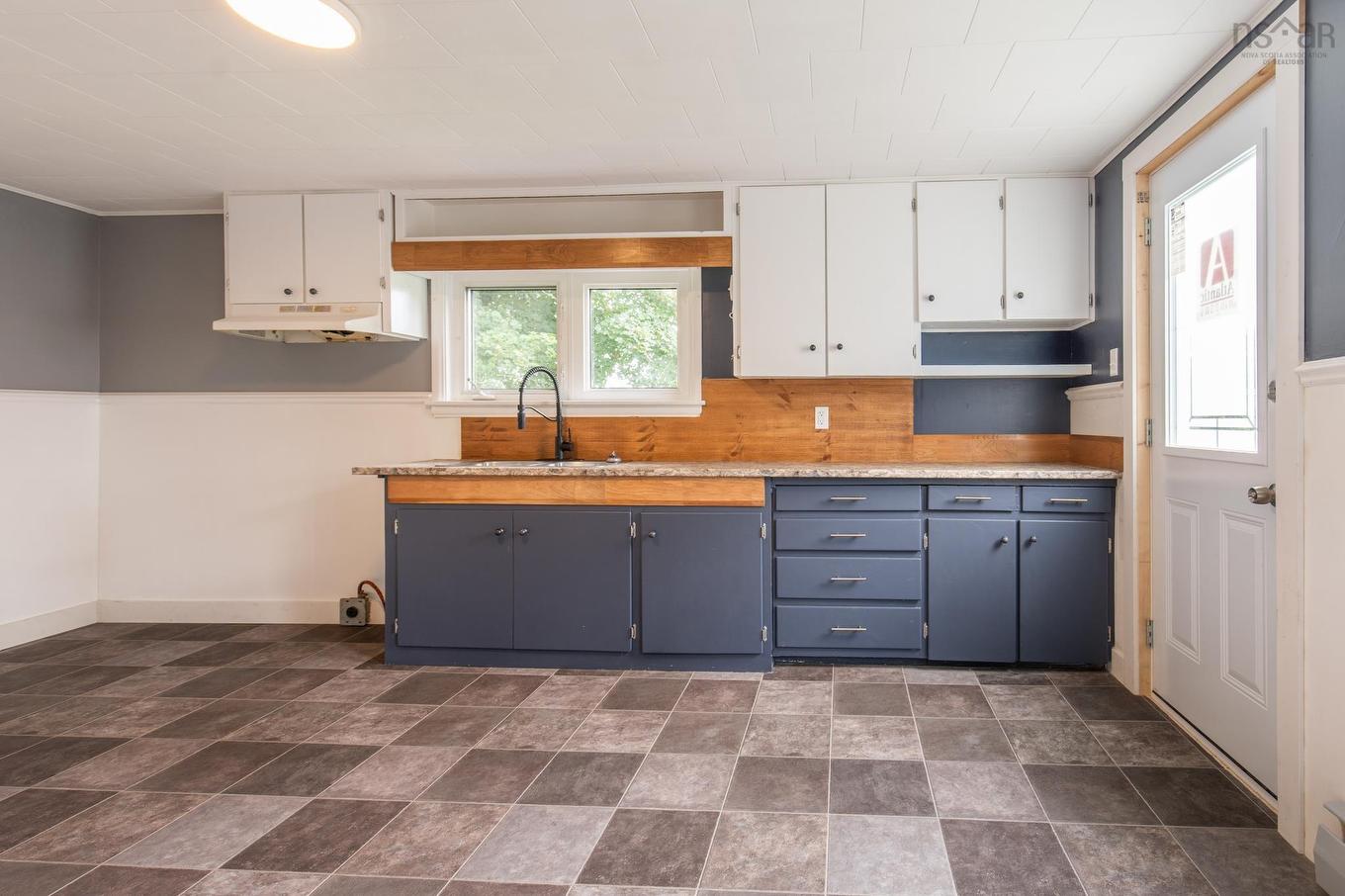 102 Parade Street, Yarmouth, NS - Indoor Photo Showing Kitchen