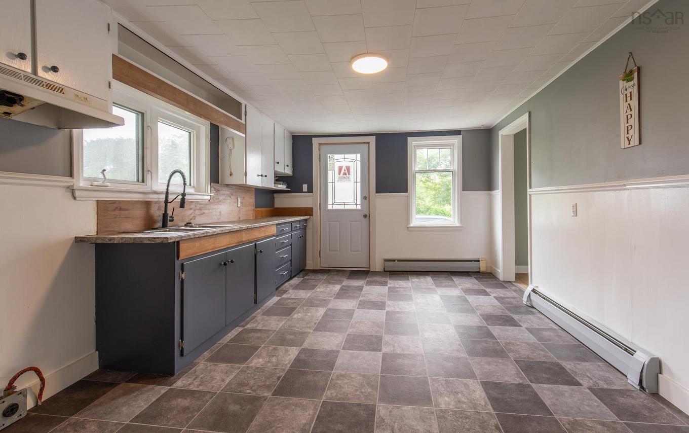 102 Parade Street, Yarmouth, NS - Indoor Photo Showing Kitchen