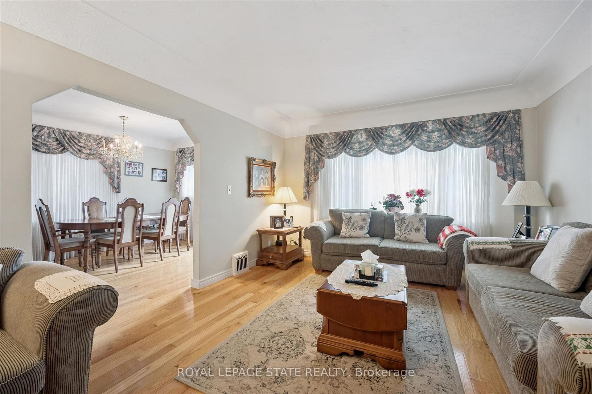 1873 Main Street E, Hamilton, ON - Indoor Photo Showing Living Room