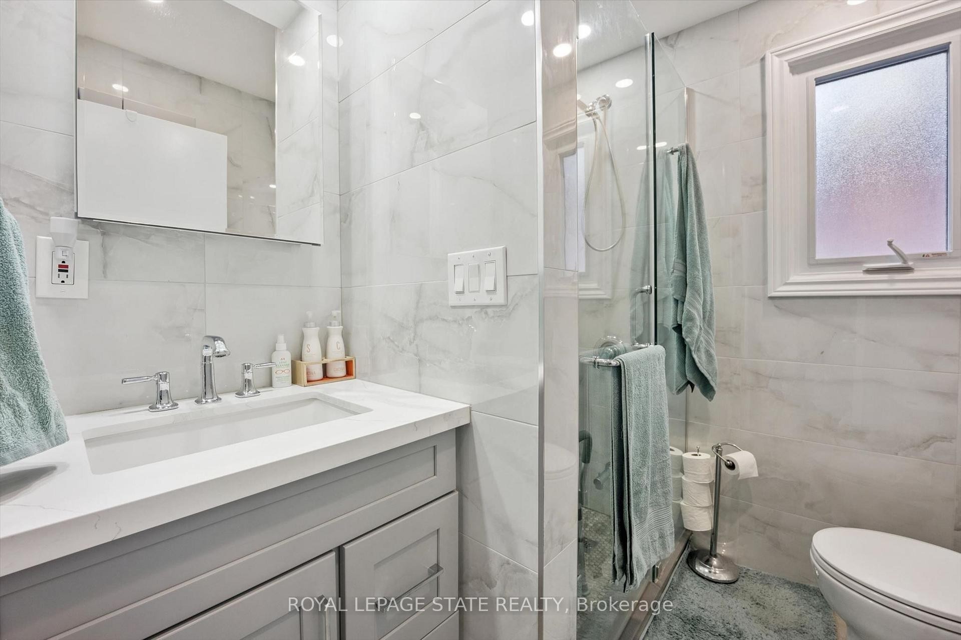 1873 Main Street E, Hamilton, ON - Indoor Photo Showing Bathroom