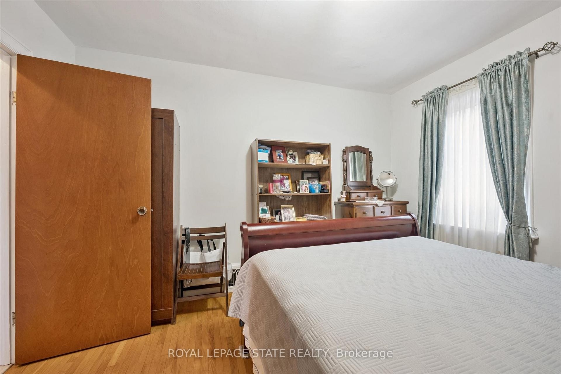 1873 Main Street E, Hamilton, ON - Indoor Photo Showing Bedroom
