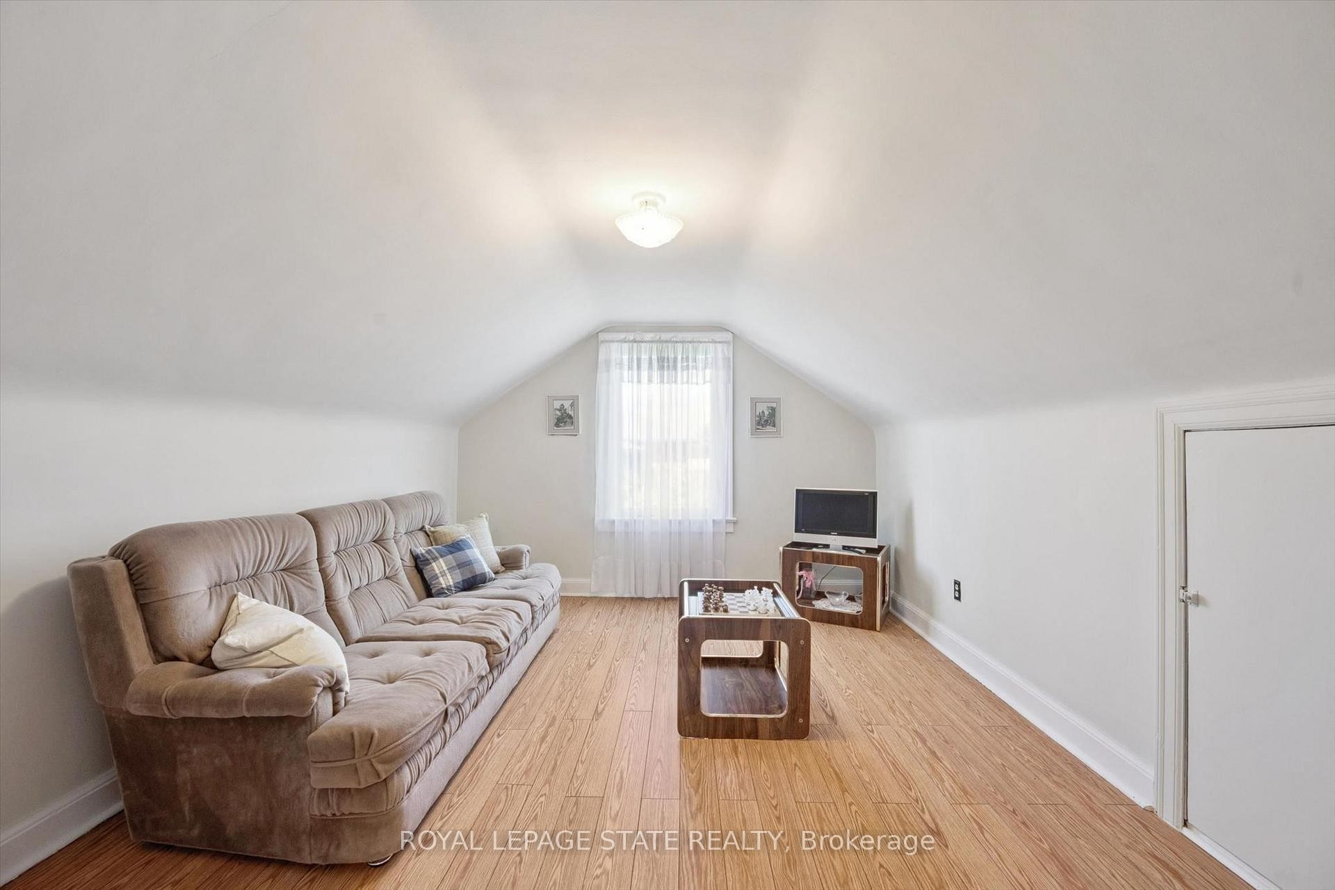 1873 Main Street E, Hamilton, ON - Indoor Photo Showing Living Room
