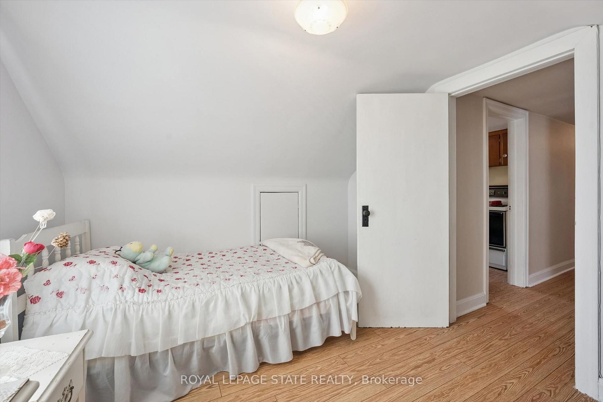 1873 Main Street E, Hamilton, ON - Indoor Photo Showing Bedroom