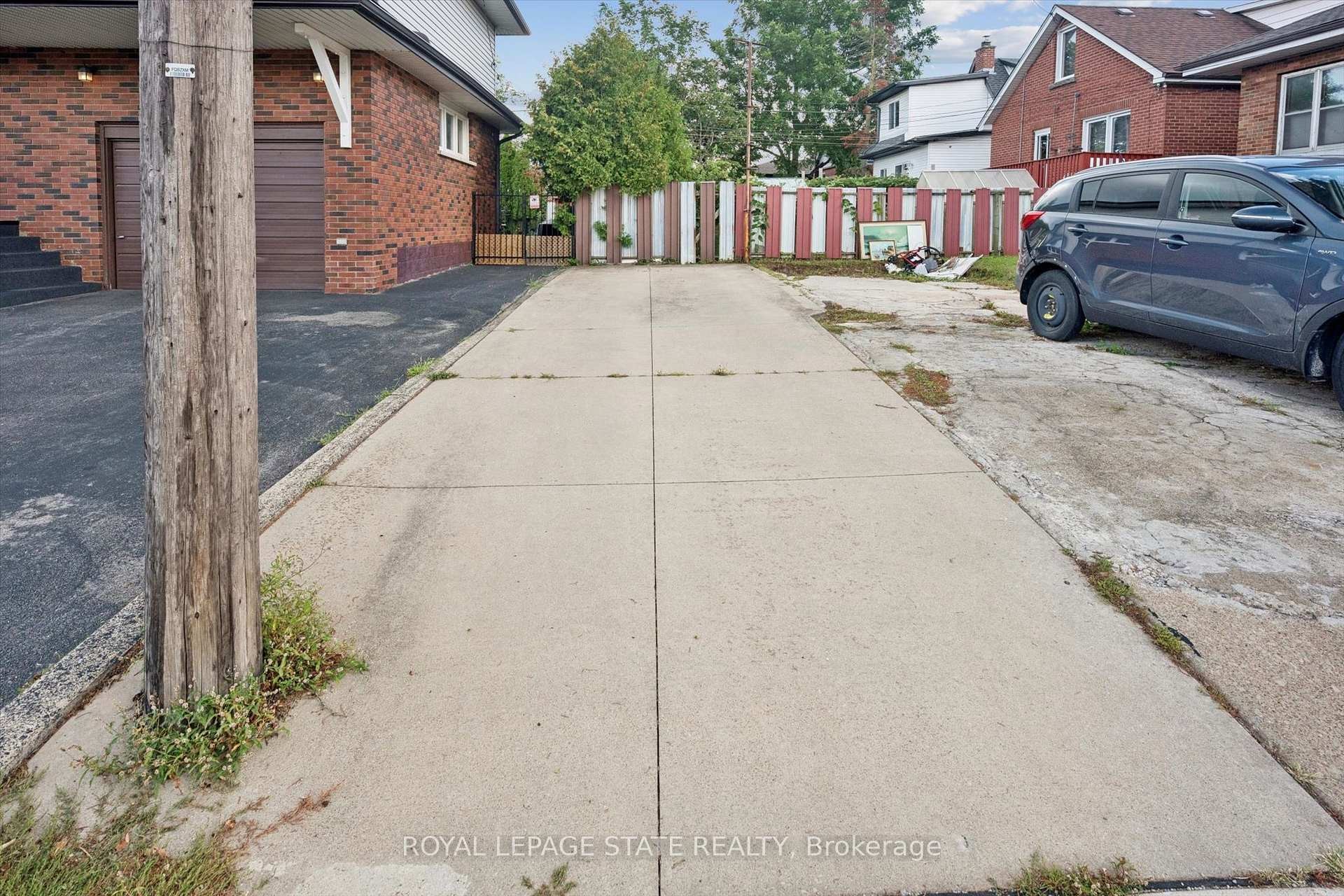 1873 Main Street E, Hamilton, ON - Outdoor