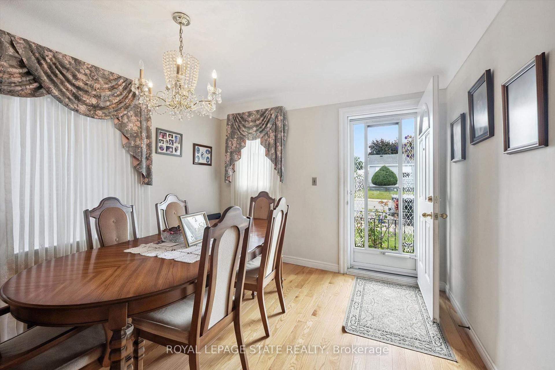 1873 Main Street E, Hamilton, ON - Indoor Photo Showing Dining Room