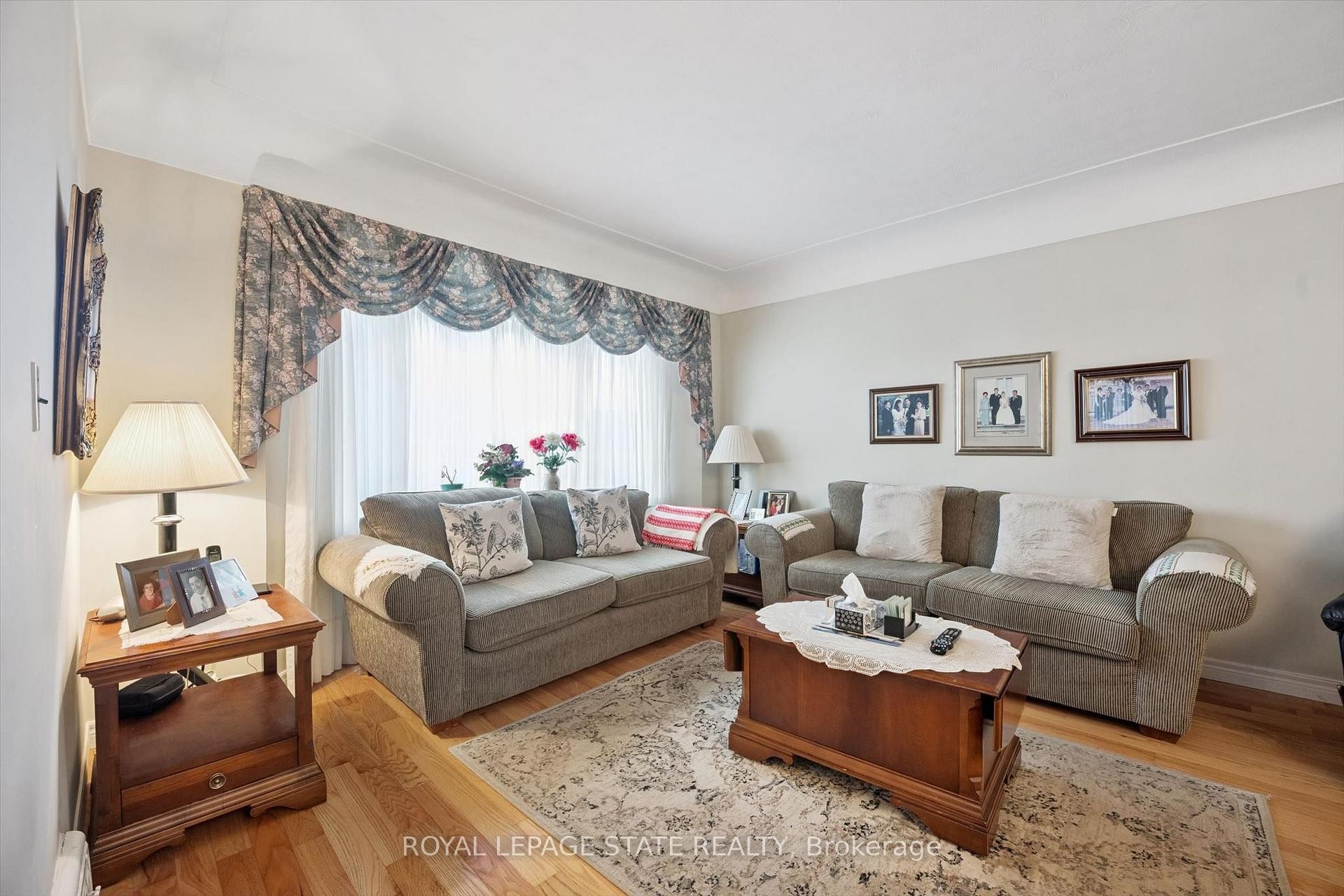 1873 Main Street E, Hamilton, ON - Indoor Photo Showing Living Room
