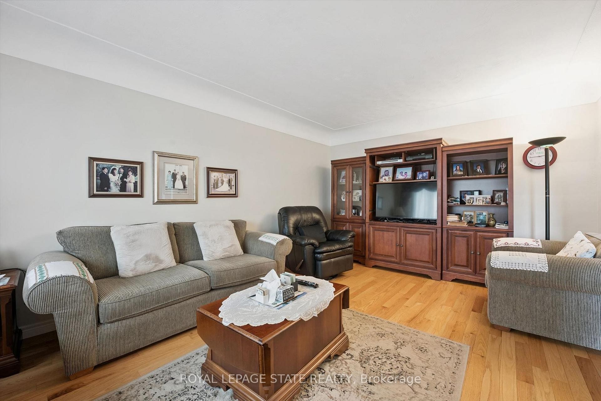 1873 Main Street E, Hamilton, ON - Indoor Photo Showing Living Room