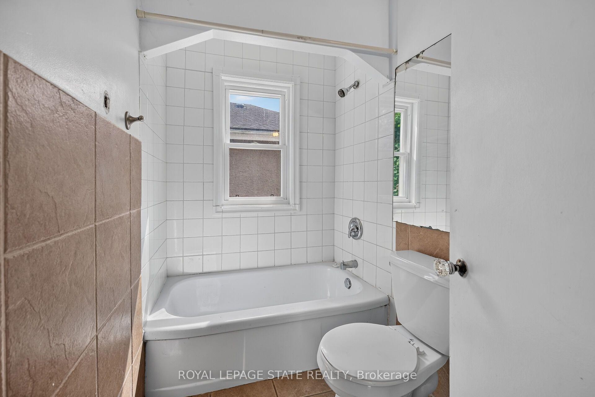 47 Broadway Avenue, Hamilton, ON - Indoor Photo Showing Bathroom