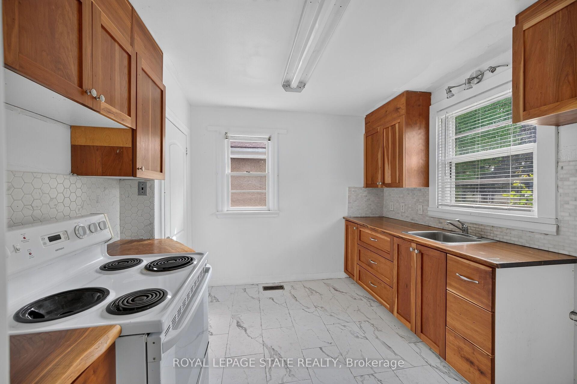47 Broadway Avenue, Hamilton, ON - Indoor Photo Showing Kitchen