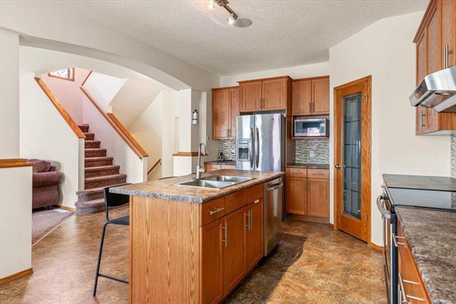 226 Mosselle Dr, Winnipeg, MB - Indoor Photo Showing Kitchen With Double Sink