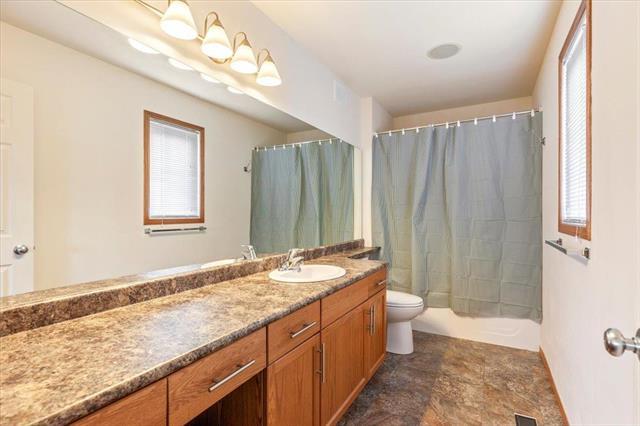 226 Mosselle Dr, Winnipeg, MB - Indoor Photo Showing Bathroom