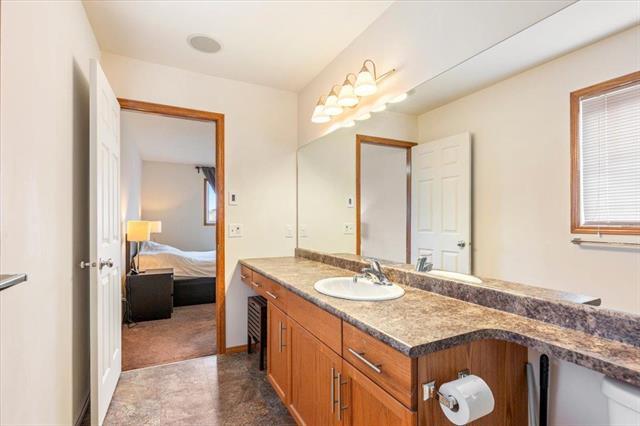 226 Mosselle Dr, Winnipeg, MB - Indoor Photo Showing Bathroom