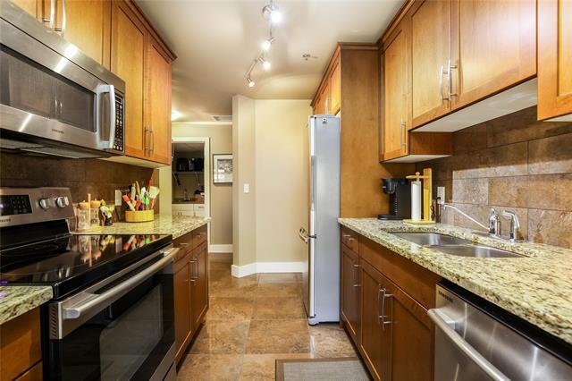 2204-84 Snow St, Winnipeg, MB - Indoor Photo Showing Kitchen With Double Sink