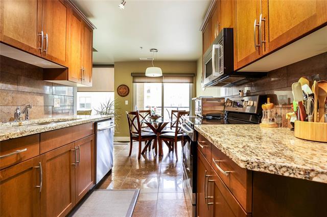 2204-84 Snow St, Winnipeg, MB - Indoor Photo Showing Kitchen