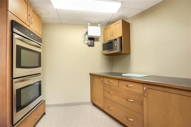2204-84 Snow St, Winnipeg, MB - Indoor Photo Showing Kitchen