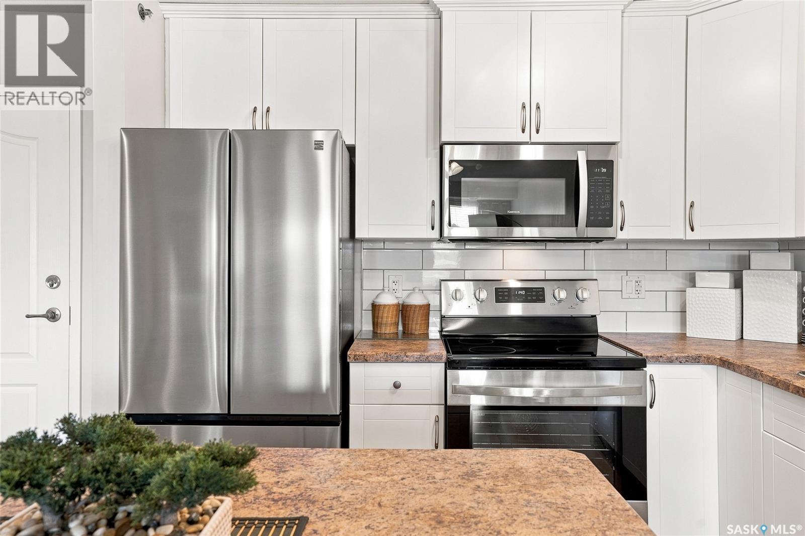 415 102 Kingsmere Place, Saskatoon, SK - Indoor Photo Showing Kitchen With Stainless Steel Kitchen With Upgraded Kitchen