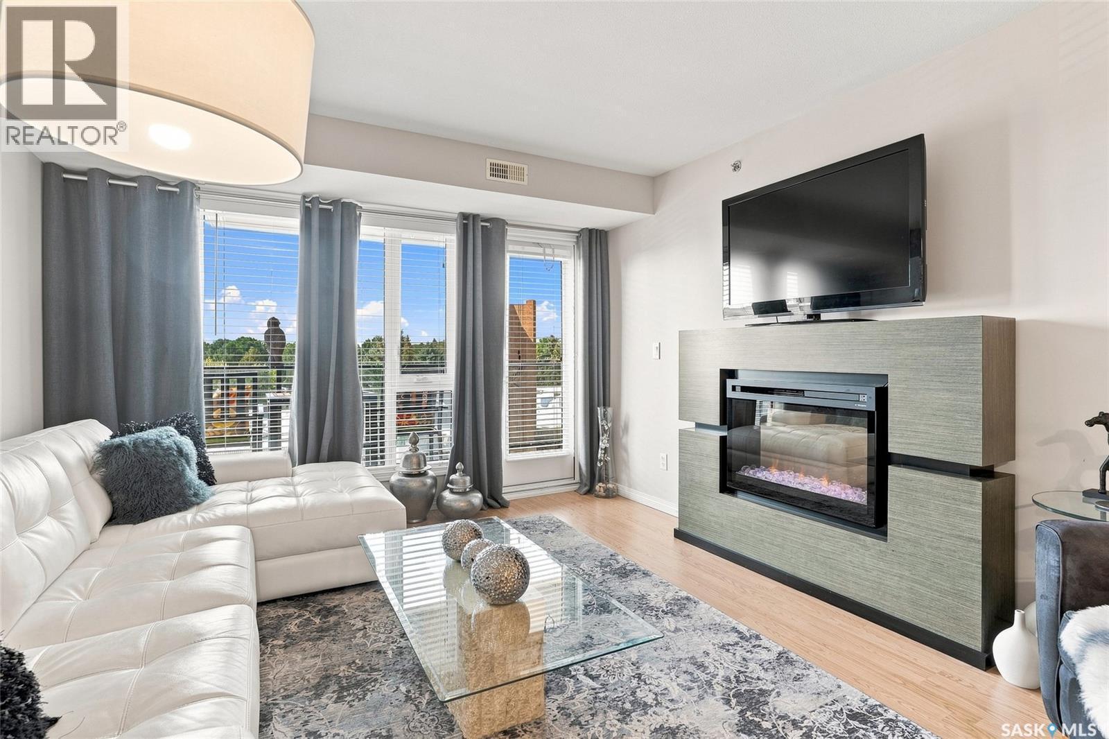415 102 Kingsmere Place, Saskatoon, SK - Indoor Photo Showing Living Room With Fireplace