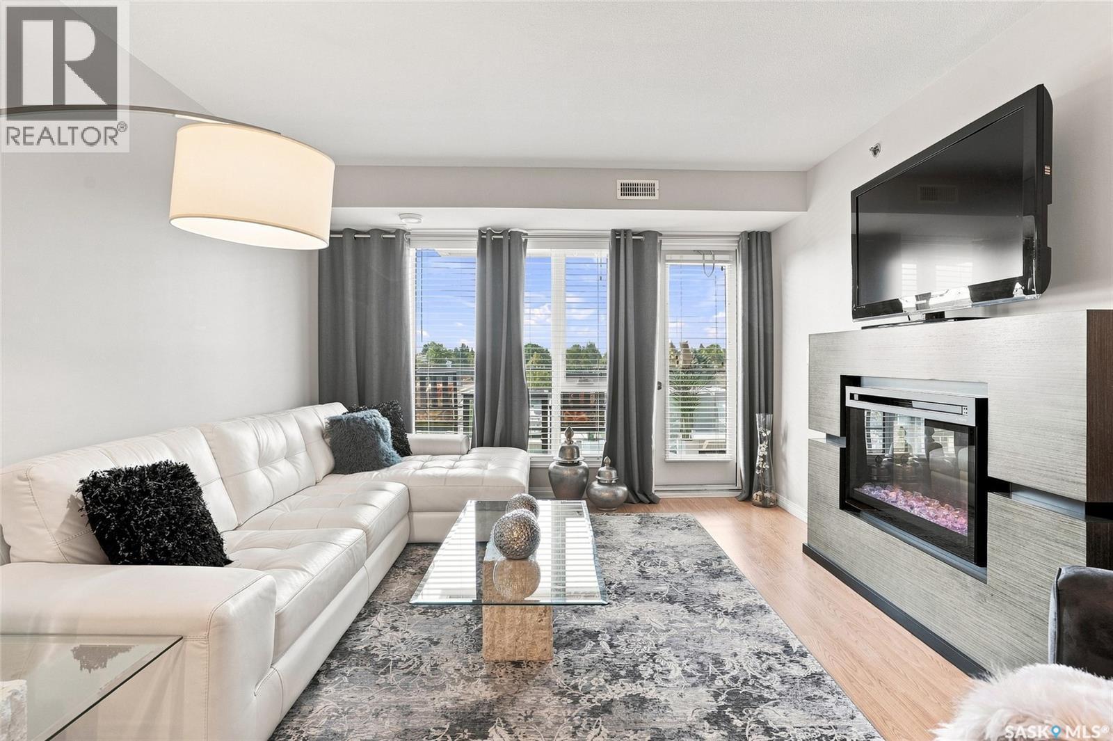 415 102 Kingsmere Place, Saskatoon, SK - Indoor Photo Showing Living Room With Fireplace
