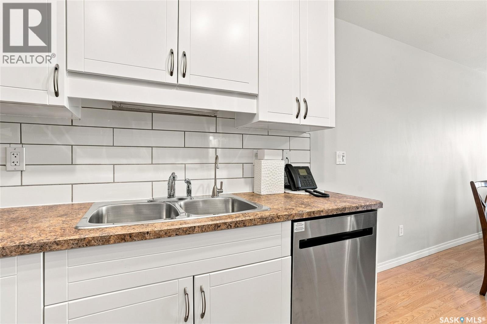 415 102 Kingsmere Place, Saskatoon, SK - Indoor Photo Showing Kitchen With Double Sink