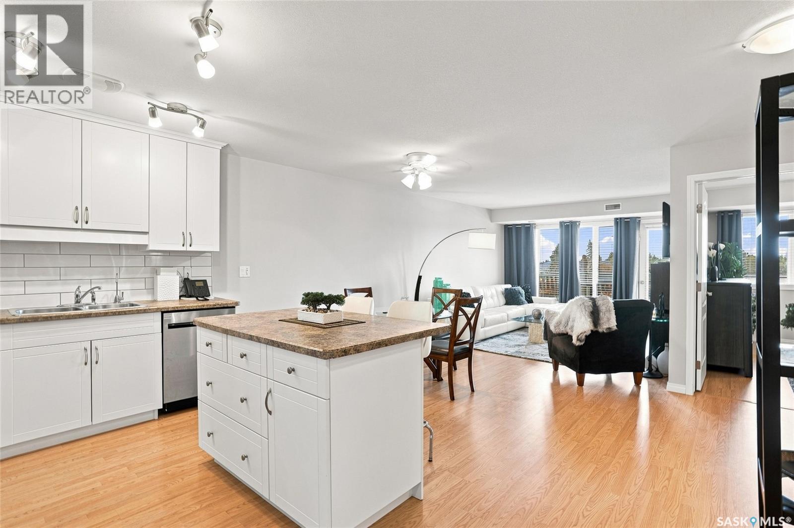 415 102 Kingsmere Place, Saskatoon, SK - Indoor Photo Showing Kitchen With Double Sink