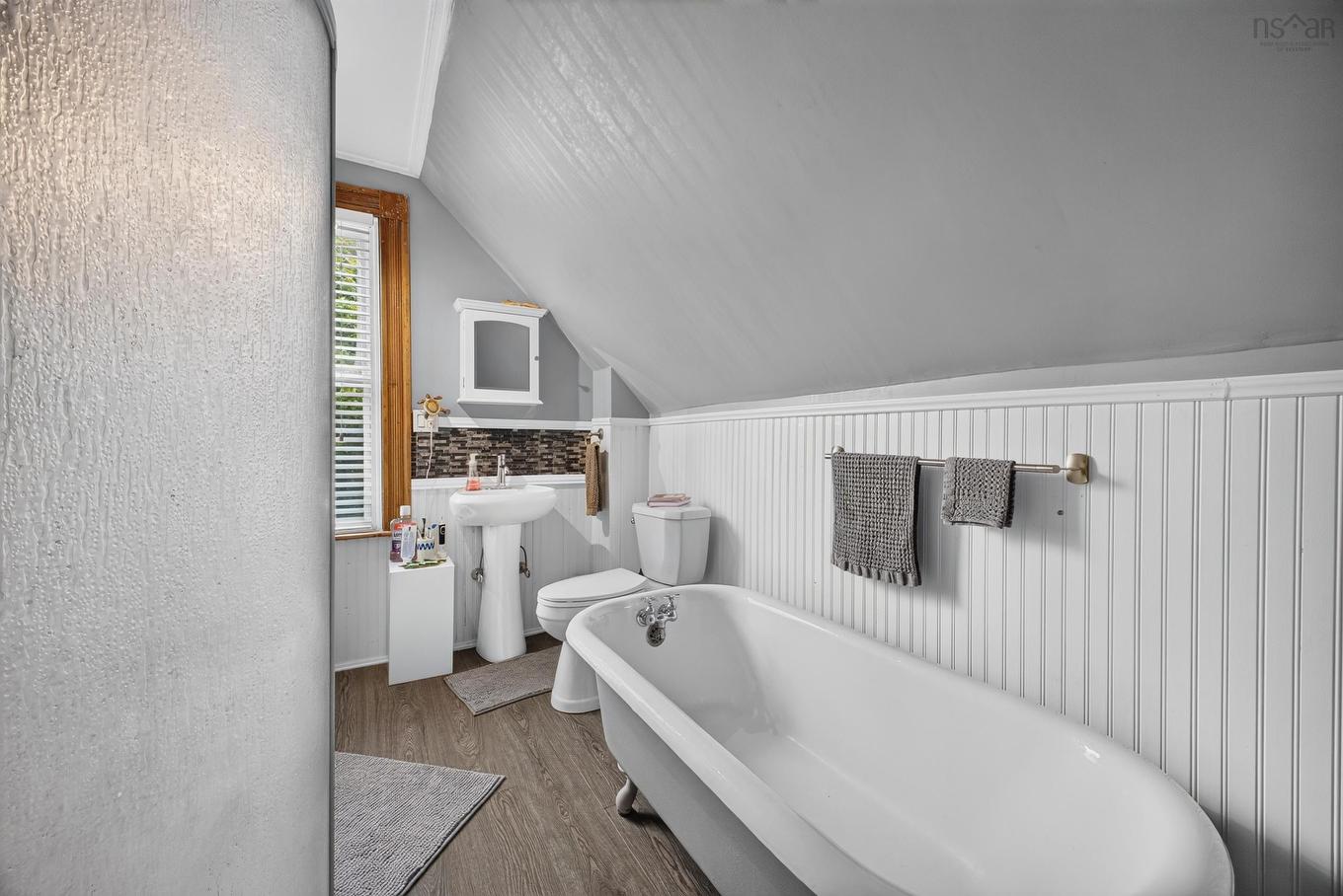 222 Victoria Street E, Amherst, NS - Indoor Photo Showing Bathroom