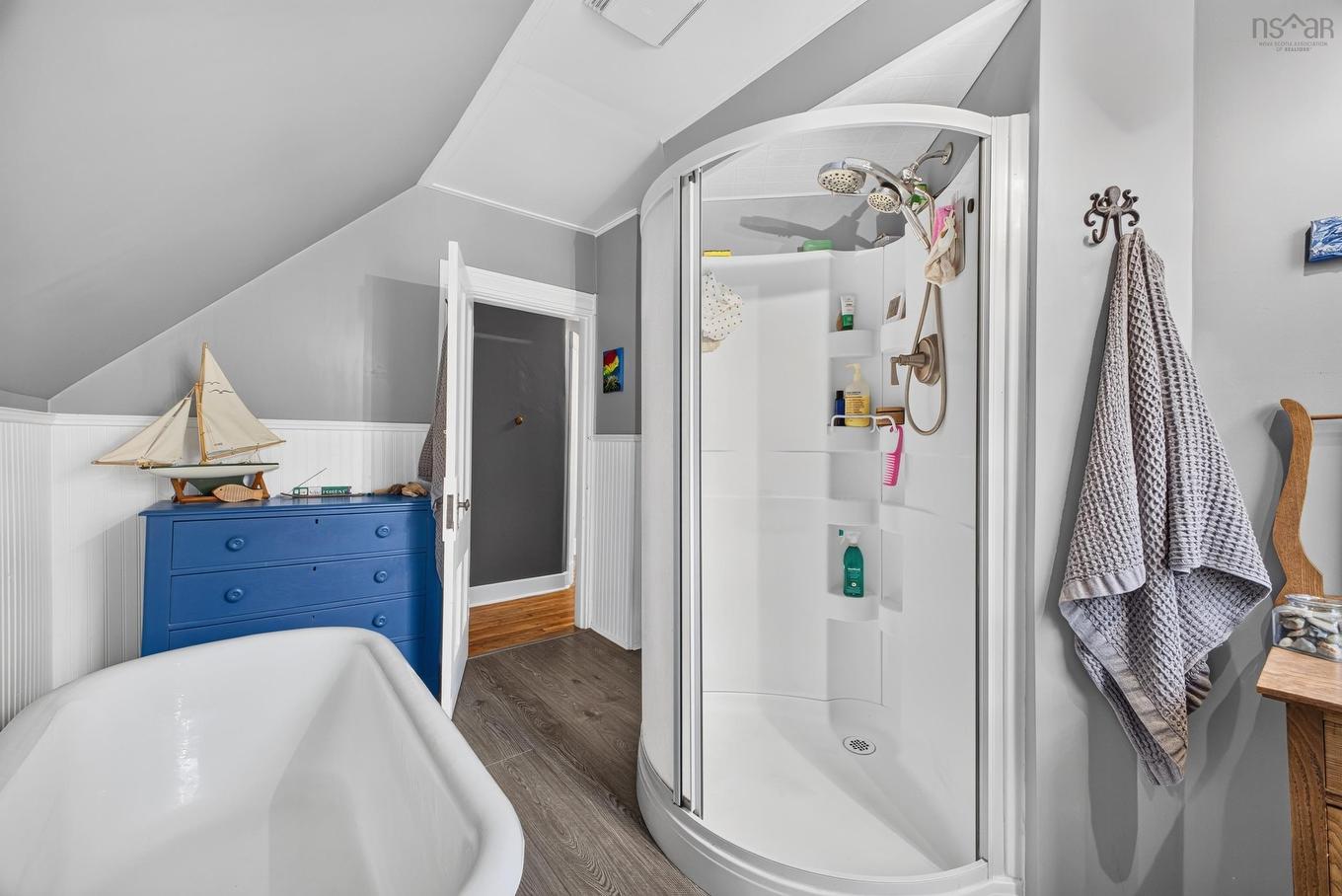 222 Victoria Street E, Amherst, NS - Indoor Photo Showing Bathroom