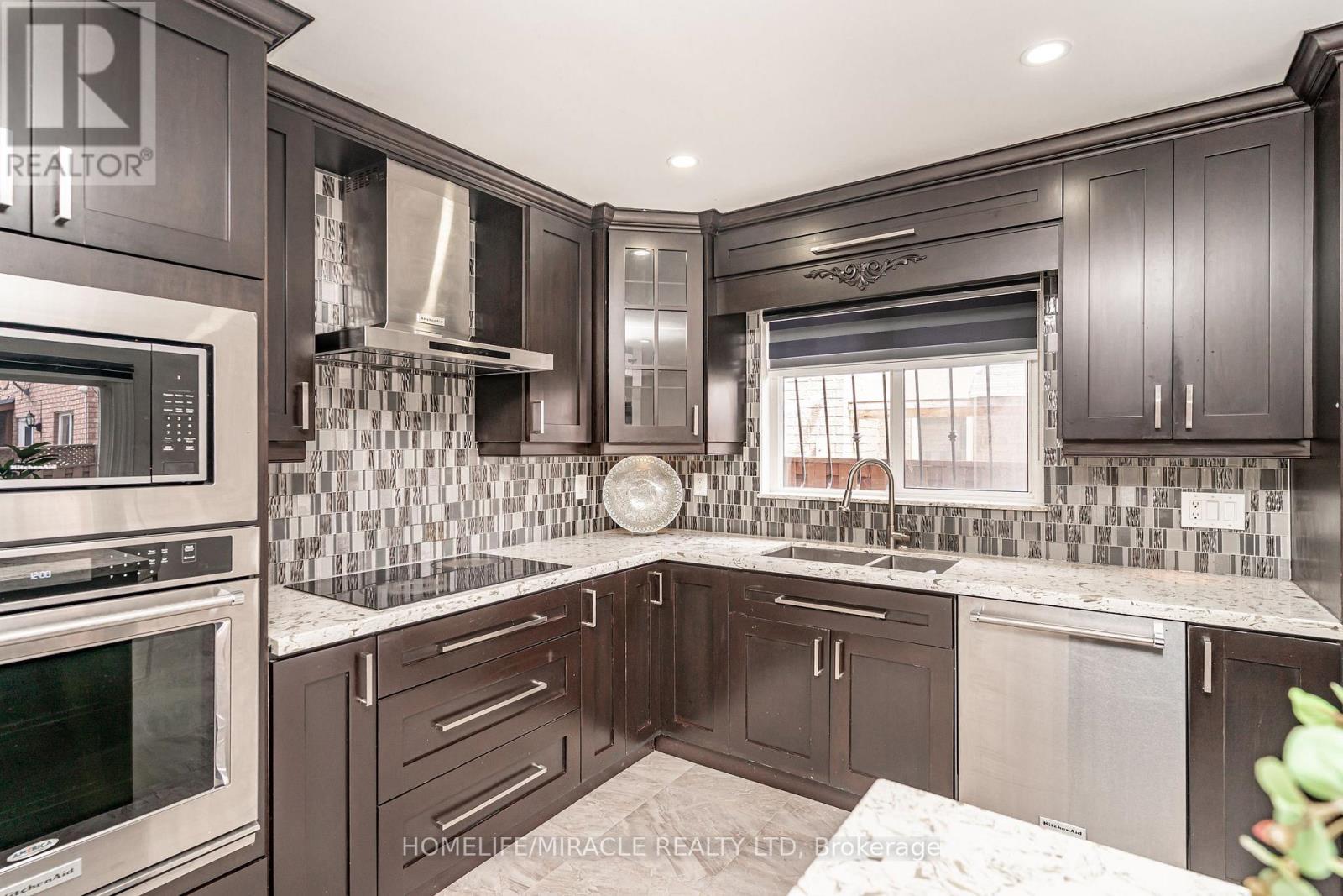 5 Octillo Boulevard, Brampton, ON - Indoor Photo Showing Kitchen With Double Sink With Upgraded Kitchen