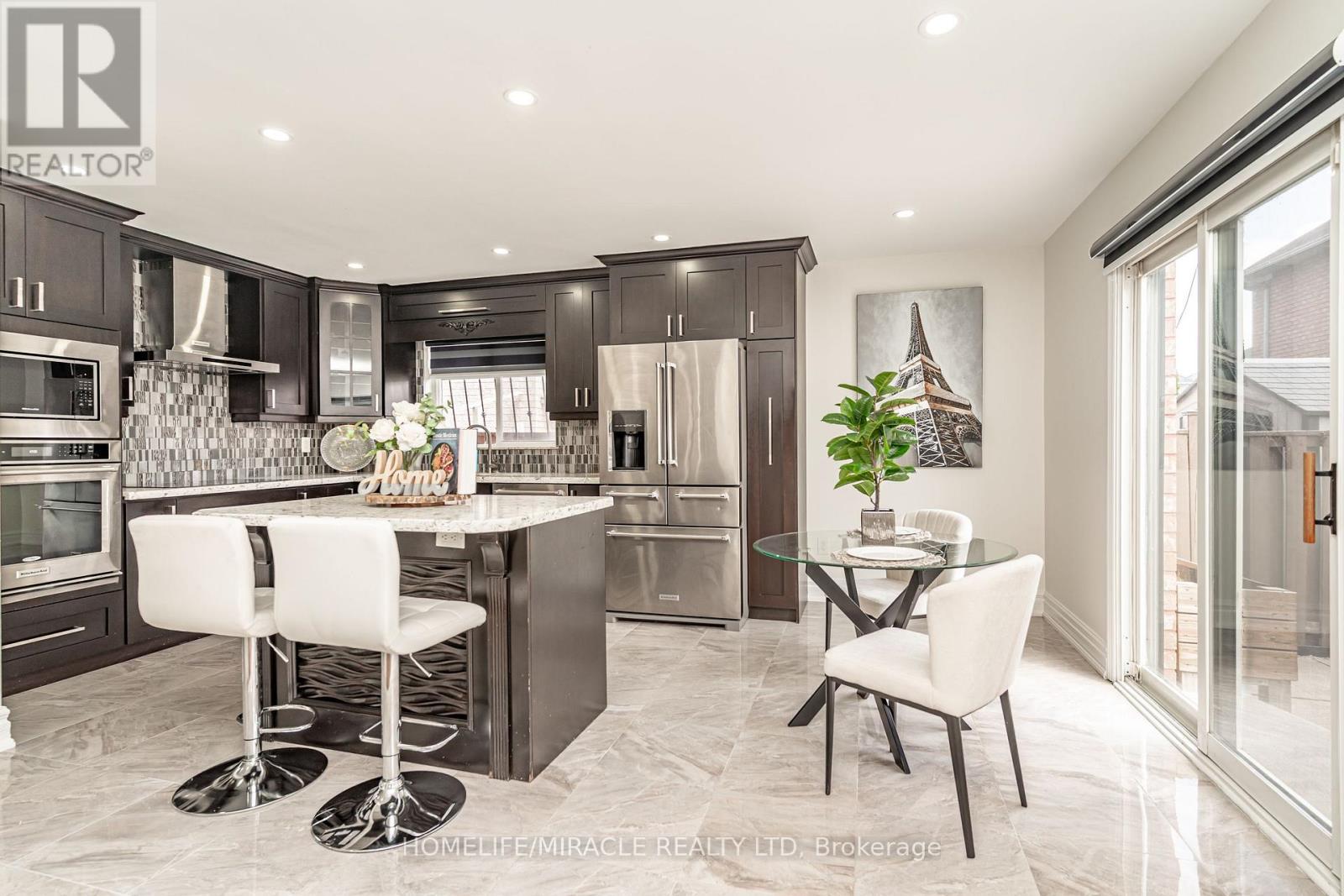 5 Octillo Boulevard, Brampton, ON - Indoor Photo Showing Kitchen With Upgraded Kitchen