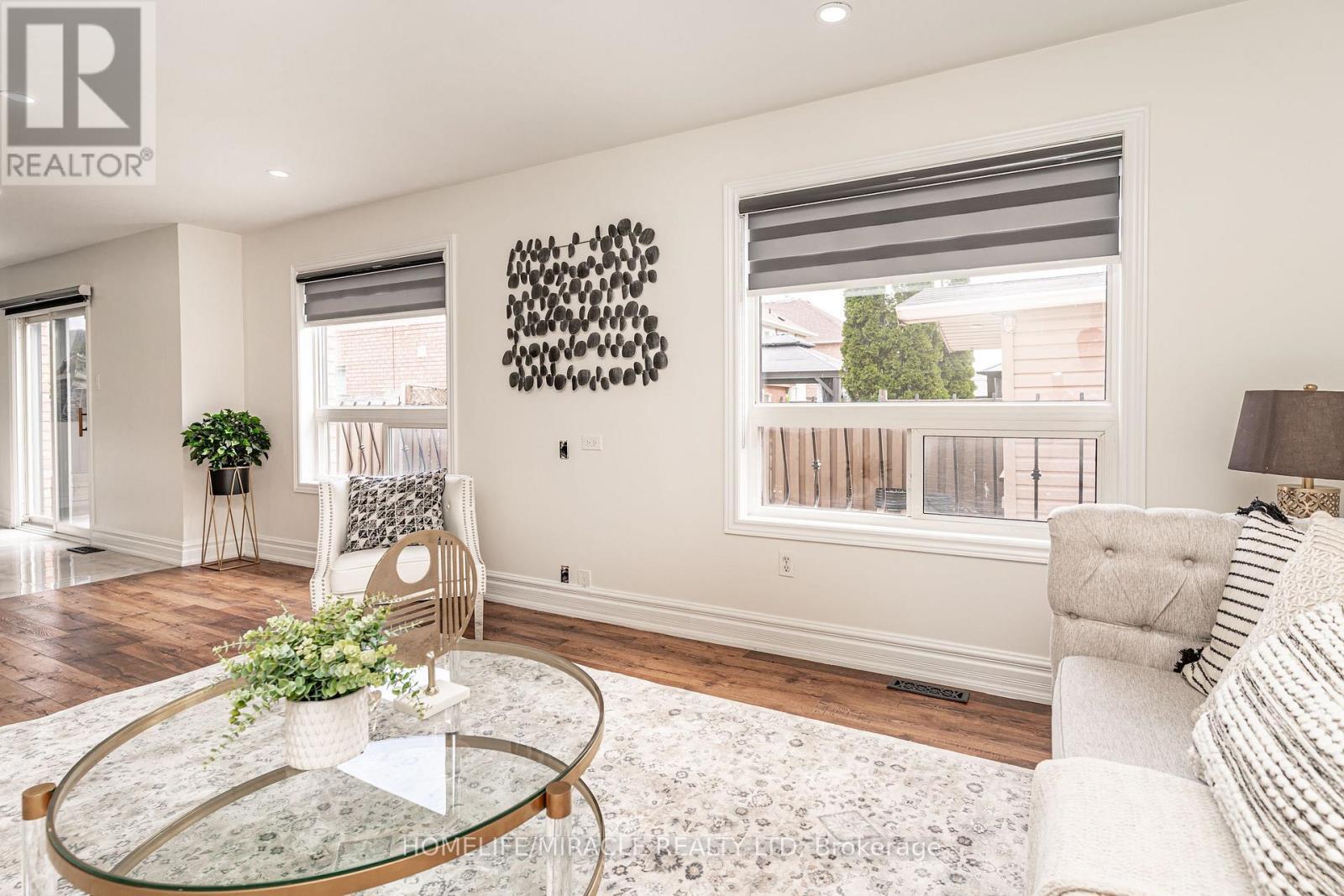 5 Octillo Boulevard, Brampton, ON - Indoor Photo Showing Living Room