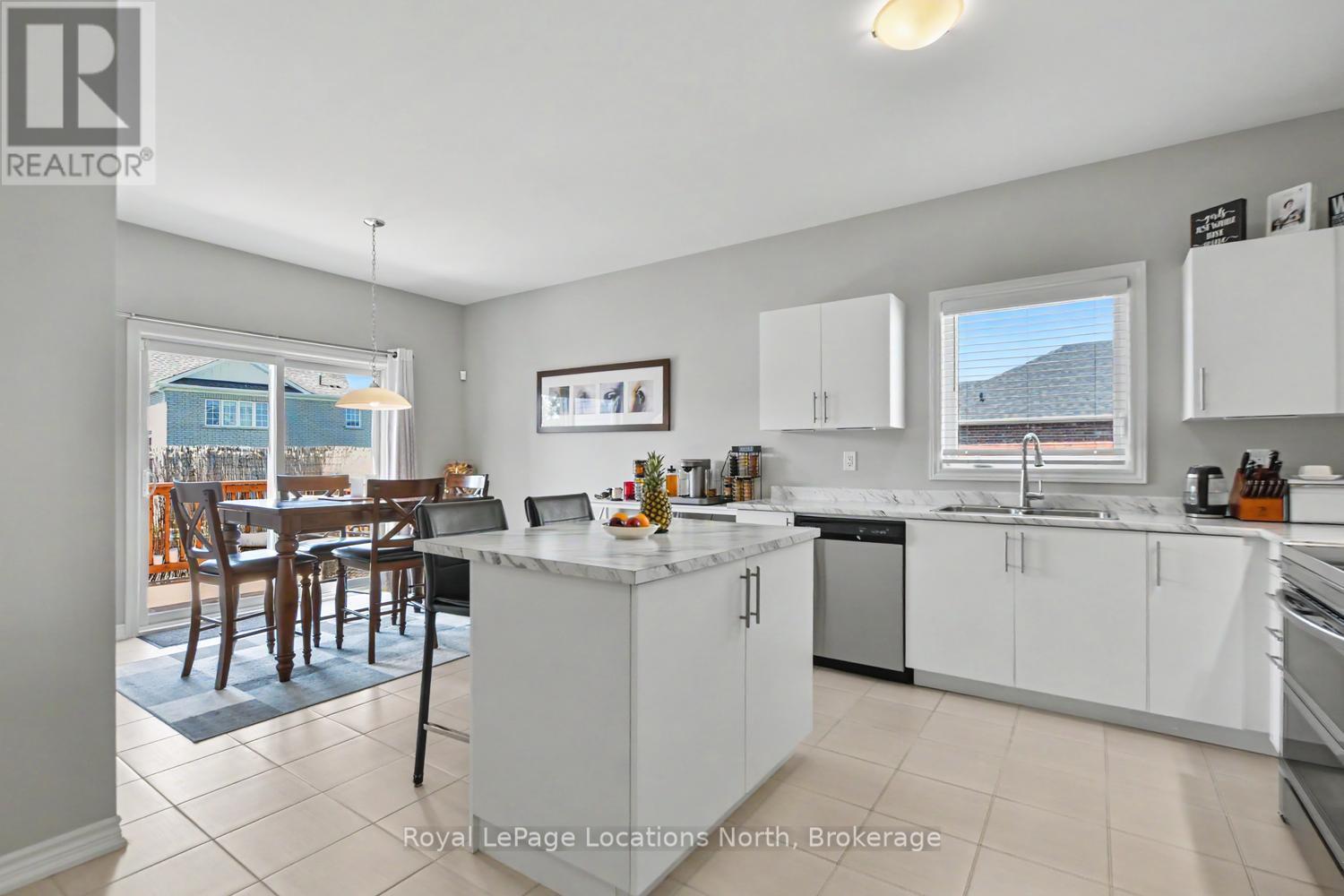 214 Springfield Crescent, Clearview (Stayner), ON - Indoor Photo Showing Kitchen
