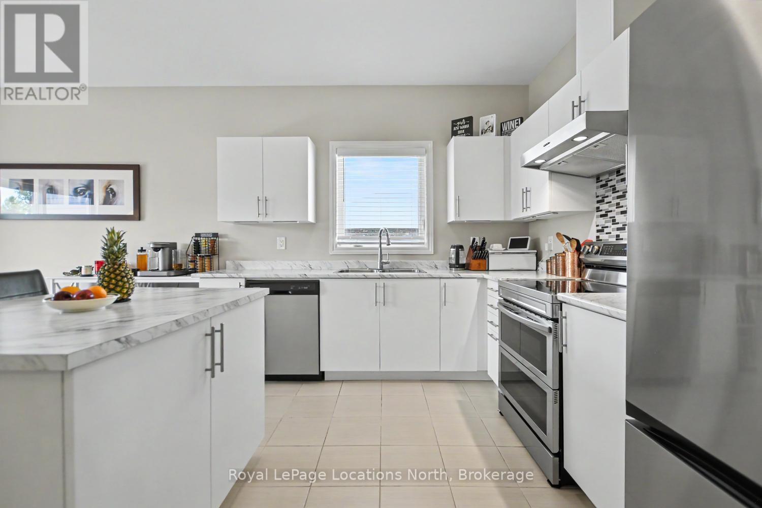 214 Springfield Crescent, Clearview (Stayner), ON - Indoor Photo Showing Kitchen