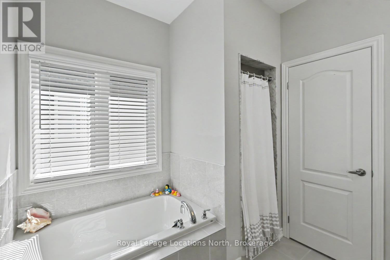 214 Springfield Crescent, Clearview (Stayner), ON - Indoor Photo Showing Bathroom