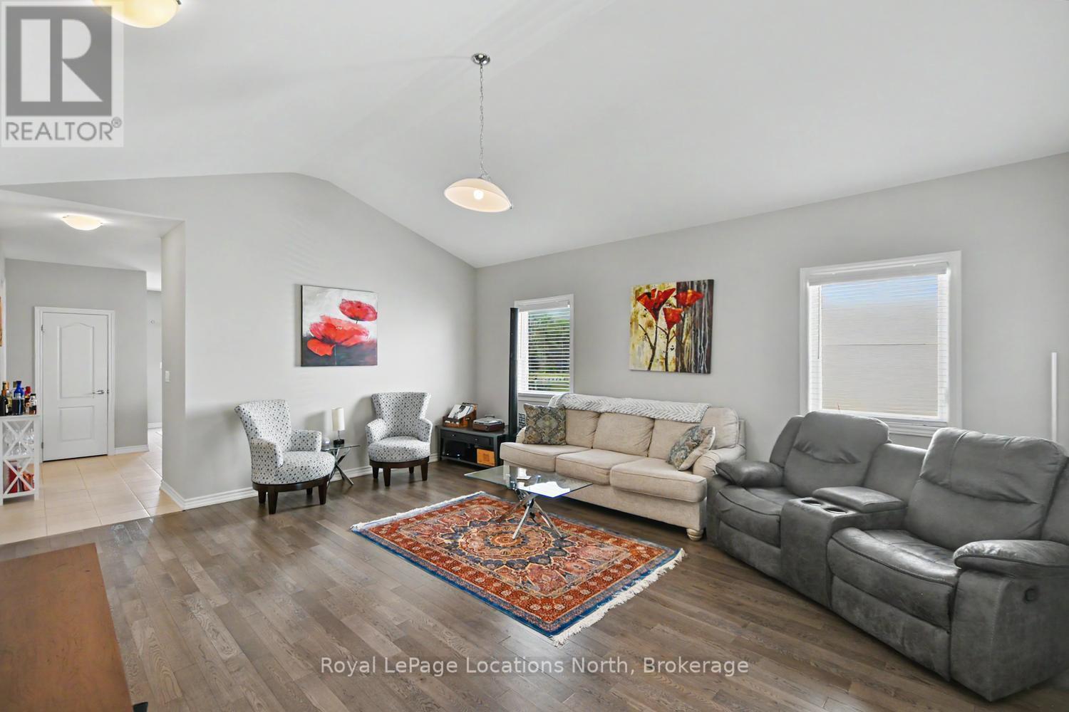 214 Springfield Crescent, Clearview (Stayner), ON - Indoor Photo Showing Living Room