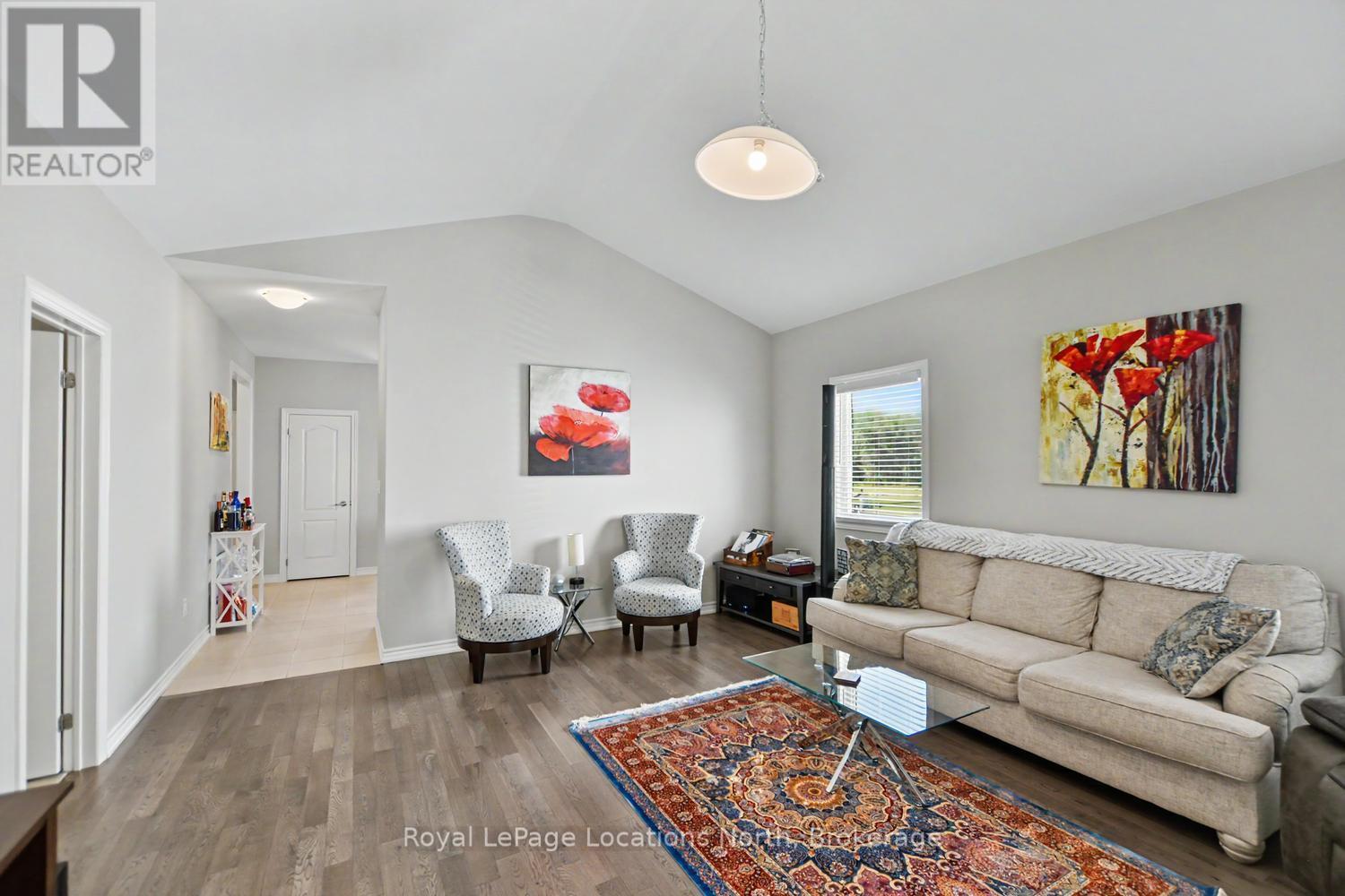 214 Springfield Crescent, Clearview (Stayner), ON - Indoor Photo Showing Living Room