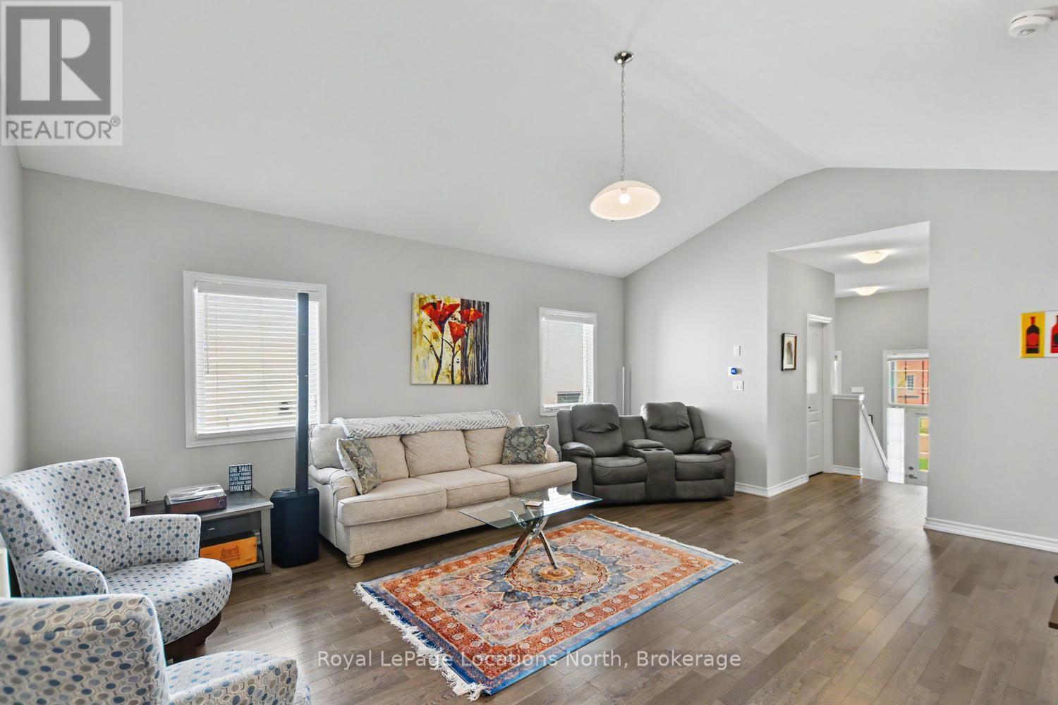 214 Springfield Crescent, Clearview (Stayner), ON - Indoor Photo Showing Living Room