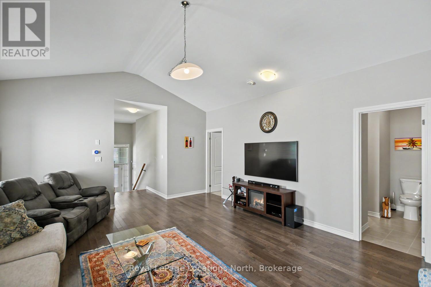 214 Springfield Crescent, Clearview (Stayner), ON - Indoor Photo Showing Living Room
