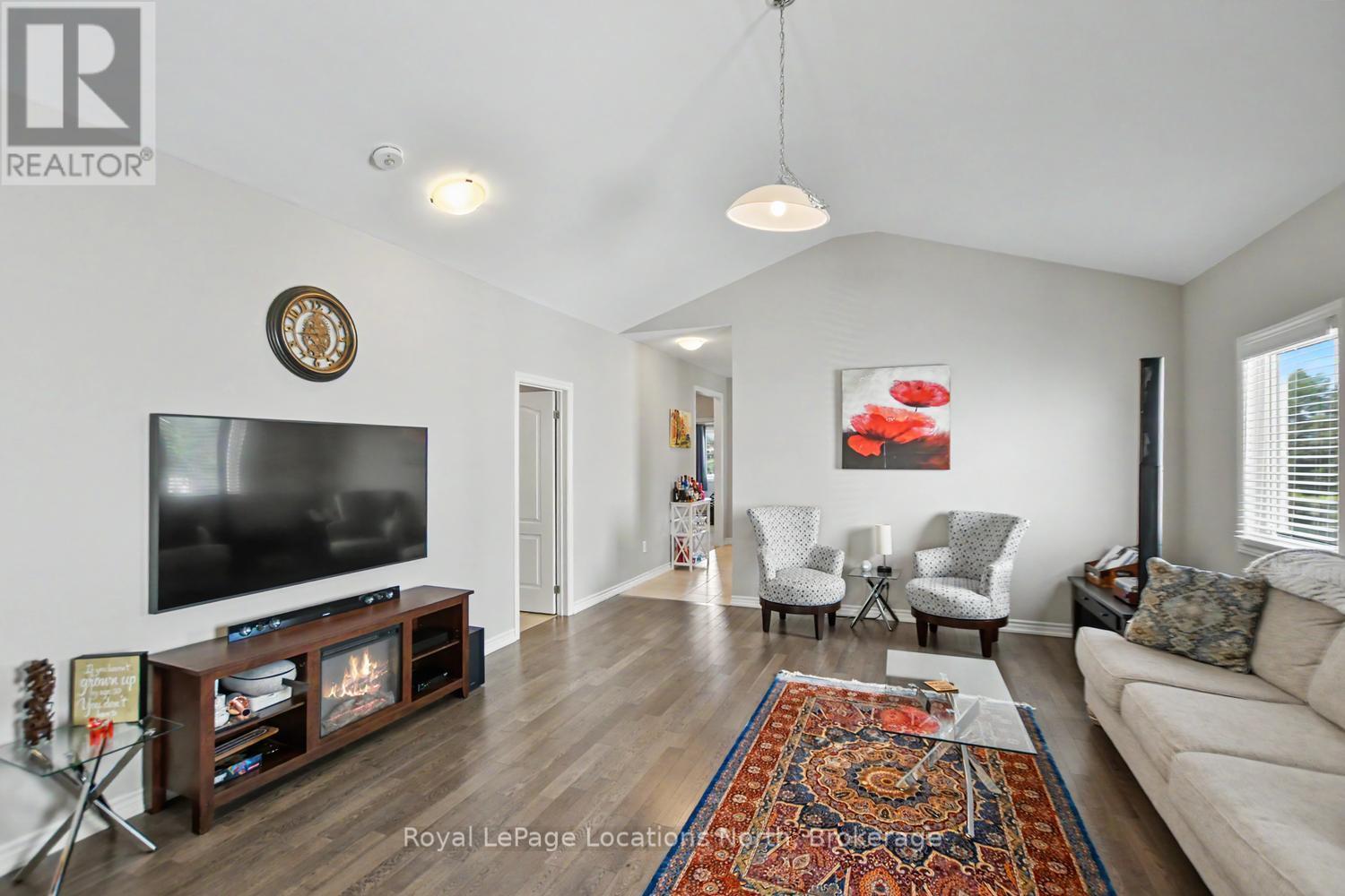214 Springfield Crescent, Clearview (Stayner), ON - Indoor Photo Showing Living Room