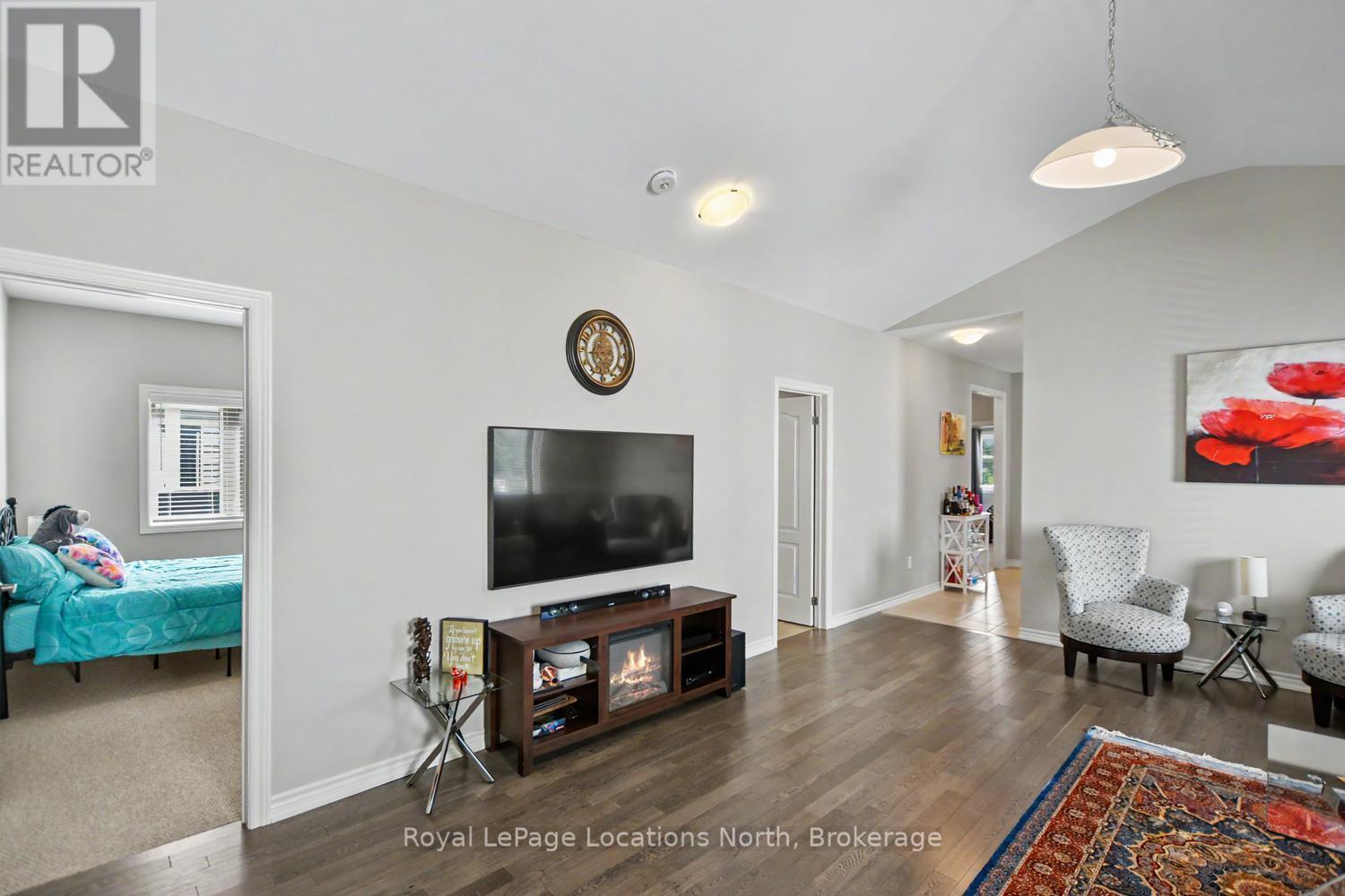 214 Springfield Crescent, Clearview (Stayner), ON - Indoor Photo Showing Living Room